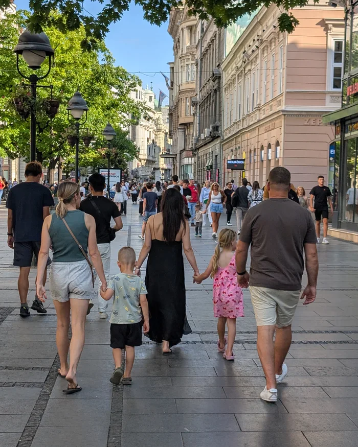 Une famille qui marche dans la rue, un jour ordinaire